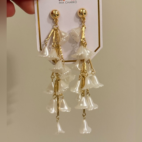 ✨ Mia Charro Pearl Flower Earrings – Elegant & Romantic Design ✨ - Picture 7 of 10